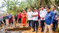 Menteri ESDM Bahlil Lahadalia saat mengunjungi lokasi penambang minyak di Sumatera Selatan. (c) ESDM