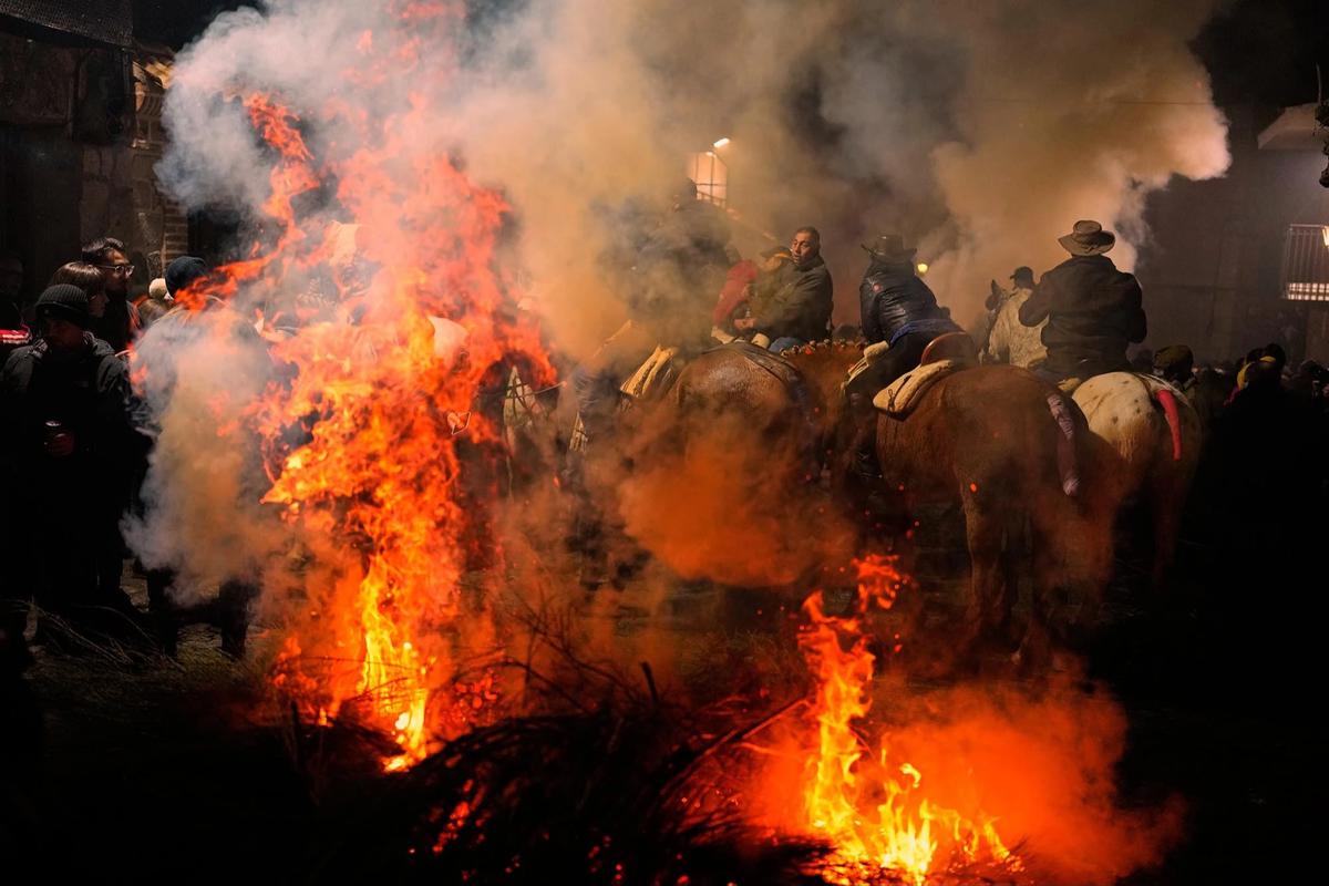 FOTO: Kengerian Ritual Kuda Melompati Api di San Bartolome de Pinares