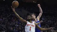 Penggawa New York Knicks Emmanuel Mudiay dan bintang Philadelphia 76ers TJ McConnell berjibaku pada laga NBA 2017-2018 di Wells Fargo Center, Senin (12/2/2018) atau Selasa (13/2/2018) WIB. (AP Photo/Michael Perez)