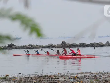 Atlet dayung DKI Jakarta melakukan sesi latihan rutin di Sungai Kanal Banjir Timur (KBT) Muara Marunda Kepu, Jakarta, Jumat (16/6/2023). (merdeka.com/imam buhori)