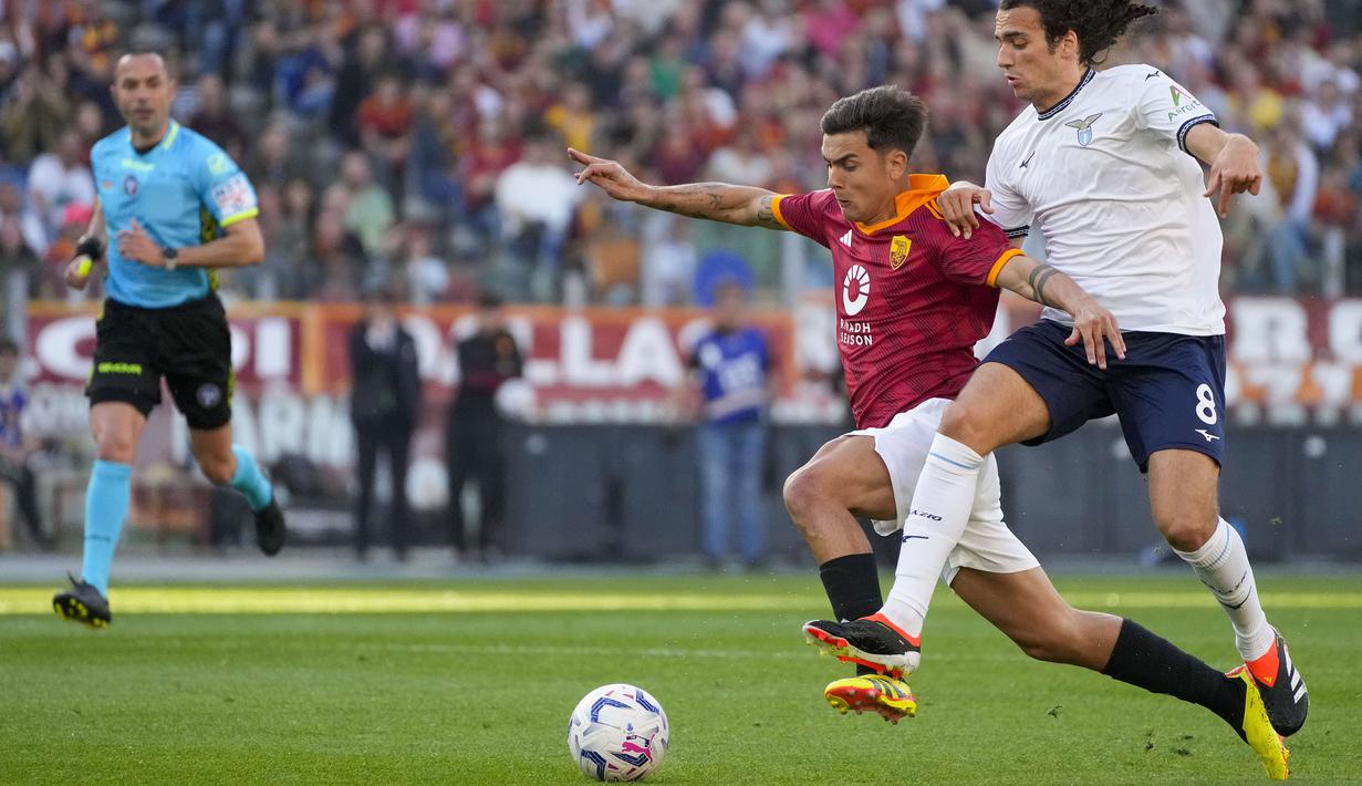 Momen tersebut terjadi setelah keduanya terlibat duel perebutan bola di area pertahanan Roma. (AP Photo/Gregorio Borgia)