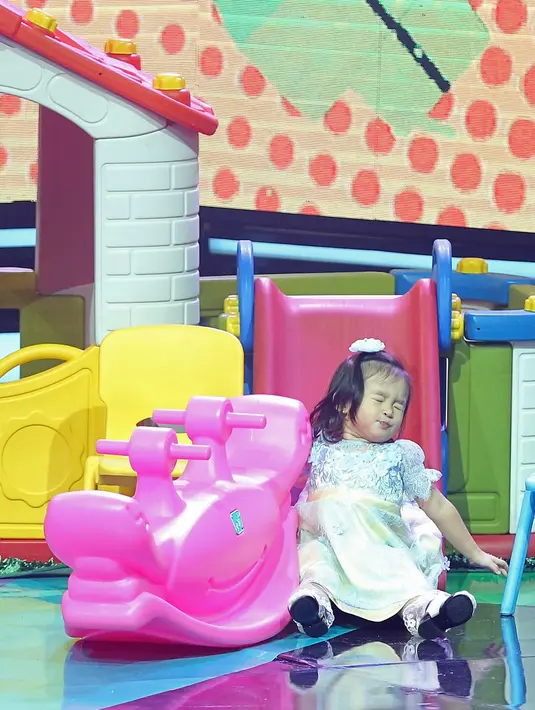 Ekspresinya semakin lucu ketika Thalia berhasil meluncur di perosotan merahnya itu. Secara spontan, matanya terpejam saat ia sudah berada di bawah.  (Bambang E.Ros/Bintang.com)