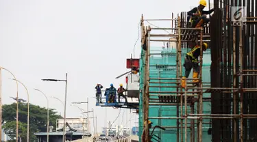 Pekerja menyelesaikan proyek pembangunan gedung dan jalan di Jakarta, Sabtu (10/11). Kementerian Pekerjaan Umum dan Perumahan Rakyat (PUPR) mensertifikasi 3.255 tenaga kerja konstruksi. (Merdeka.com/Imam Buhori)