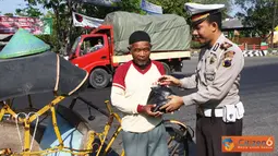 Citizen6, Kendal: Dalam rangka HUT Satlantas ke-56, jajaran Satlantas Polres Kendal menggelar rangkaian kegiatan yang diawali dengan pembagian 500 paket sembako kepada warga tak mampu Jumat (23/9). (Pengirim: Aryo Widiyanto)