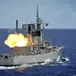 KRI Oswald Siahaan-354 menembakkan rudal Yakhont dengan sasaran eks-KRI Teluk Bayur-502 dengan jarak 135 mil laut (250km) di Perairan Samudera Hindia, sebelah barat Sumatera. (Antara)