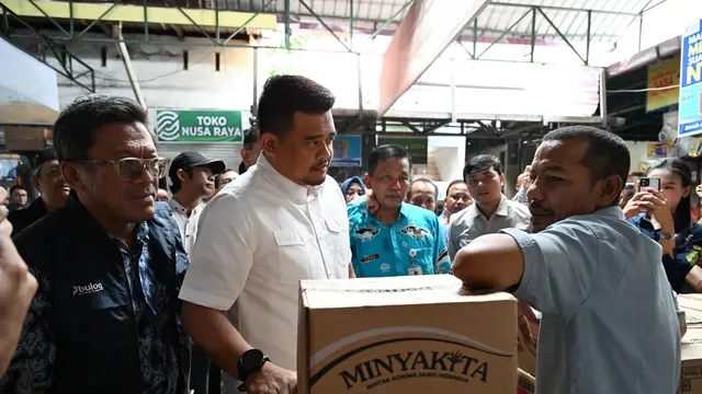 Gubernur Sumatera Utara, Bobby Nasution saat melakukan inspeksi mendadak (sidak) ke sejumlah pasar tradisional di Kota Medan, Kamis (18/12/2025).