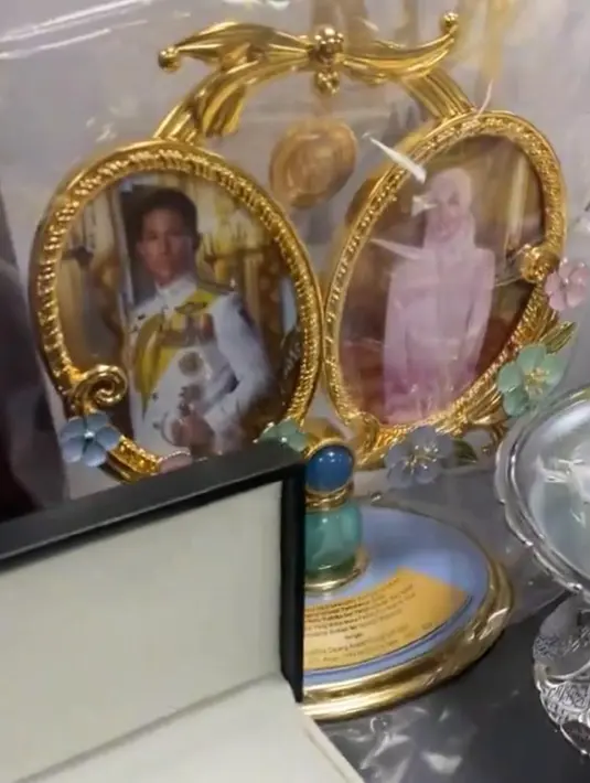 Selanjutnya, ada pigura foto berwarna emas. Terlihat kedua bagian pigura diisi oleh foto Pangeran Mateen dan Anisha Rosnah. [Foto: TikTok/yourgoodbyevideo]