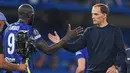 Pelatih Chelsea Thomas Tuchel (kanan) memberikan selamat kepada Romelu Lukaku usai Chelsea mengalahkan Zenith St Petersburgh 1-0 dalam pertandingan lanjutan Liga Champions 2021/2022 di Stamford Bridge, 14 September 2021. (AFP/Daniel Leal)