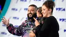 DJ Khaled dan Nicole Tuck serta putri mereka, Asahd menghadiri ajang MTV Video Music Awards (VMA) 2017 di California, Minggu (27/8). MTV VMA merupakan salah satu acara penghargaan musik yang paling dinanti selain Grammy Awards (Chris Pizzello/Invision/AP)