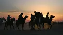 Penunggang kuda Afghanistan bersaing memperebutkan bangkai hewan dalam pertandingan Buzkashi di Herat, Afghanistan (4/2/2022). Buzkashi merupakan tradisi yang dilakukan oleh warga Afghanistan yang setiap pesertanya harus menunggang kuda. (AFP/Wakil Kohsar)