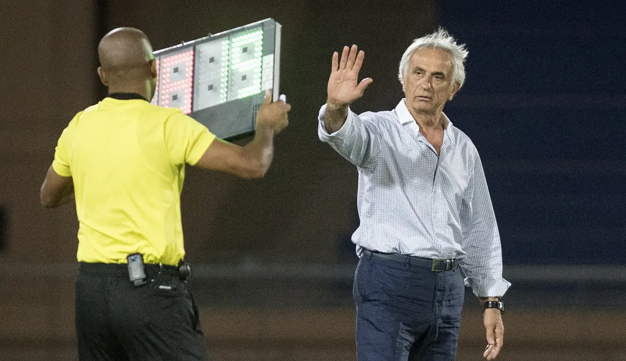 Pelatih asal Bosnia Herzegovina yang menangani Timnas Maroko, Vahid Halilhodzic telah menginjak usia 69 tahun. Usianya memang sudah tua, namun ia mengaku lebih percaya diri bersama Achraf Hakimi dkk untuk tampil di Piala Dunia 2022. (AFP/Fadel Senna)