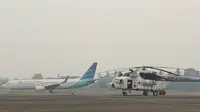 Pesawat Garuda mendarat di Bandara Sultan Thaha Jambi, di tengah kabut asap yang menyelimuti Kota Jambi, Selasa (17/9/2019). (Liputan6.com/Gresi Plasmanto)