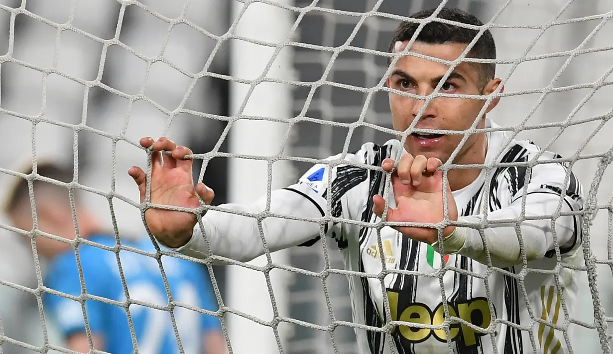 Cristiano Ronaldo. Striker Portugal yang sejak awal musim 2021/2022 kembali memperkuat Manchester United ini menjadi pemain uzur dengan nilai transfer termahal hingga saat ini. Momen itu terjadi kala Juventus merekrutnya dari real Madrid senilai 117 juta euro atau kini setara Rp1,7 triliun pada awal musim 2018/2019 saat CR-7 berusia 33 tahun. (AFP/Isabella Bonotto)