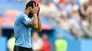 Striker Uruguay, Luis Suarez kecewa sambil menutupi wajah dengan tangan setelah kalah atas Prancis pada perempat final Piala Dunia 2018 di Nizhny Novgorod Stadium, Jumat (6/7). Timnas Uruguay tersingkir usai ditumbangkan Prancis 0-2. (AP/Martin Meissner))