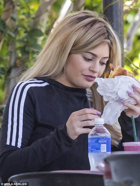 Dilansir dari HollywoodLife, Kylie Jenner sendiri dikabarkan benar-benar ngidam dan terus makan seperti pasta, pizza dan es krim. (DailyMail)