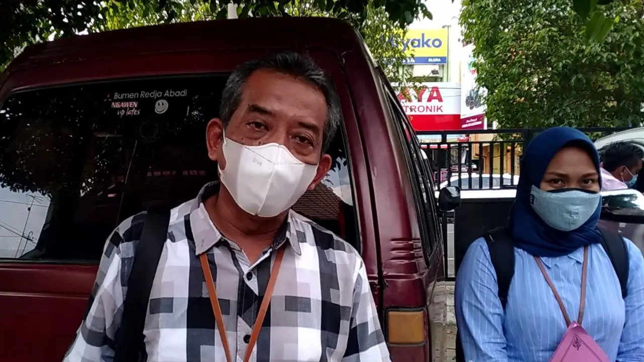 Asisten Manager Bank BRI Kantor Cabang Cepu, Bambang Winarno ketika diwawancarai Liputan6.com di halaman parkiran kantor Dinsos P3A Kabupaten Blora. (Liputan6.com/Ahmad Adirin)