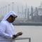 Seorang warga berada di tepi Pelabuhan Fujairah (AFP/Karim Sahib)