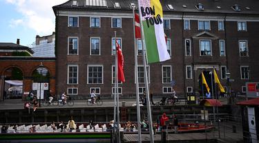 Sebuah gambar yang diambil di Kopenhagen pada 28 Juni 2022 menunjukkan bendera balap sepeda Tour de France 2022. Lomba balap sepeda Grand Tour paling terkemuka Tour de France (TdF) 2022 akan bermula di Copenhagen, Denmark sebagai tuan rumah untuk tiga etape awal pada Jumat, 1 Juli 2022. (Anne-Christine POUJOULAT / AFP)