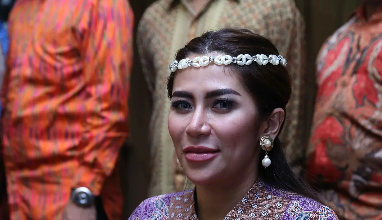 Cinta Penelope sebenarnya enggan menanggapi prostitusi artis yang belakangan menyeret nama Nikita Mirzani dan Puty Revita. Menurutnya kondisi itu dipilih lantaran lingkungan dan gaya hidup si artis dalam kesehariannya. (Nurwahyunan/Bintang.com)