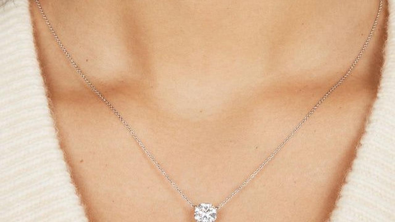 Ilustrasi Kalung White Gold dengan Liontin Berlian Solitaire (©Pinterest)