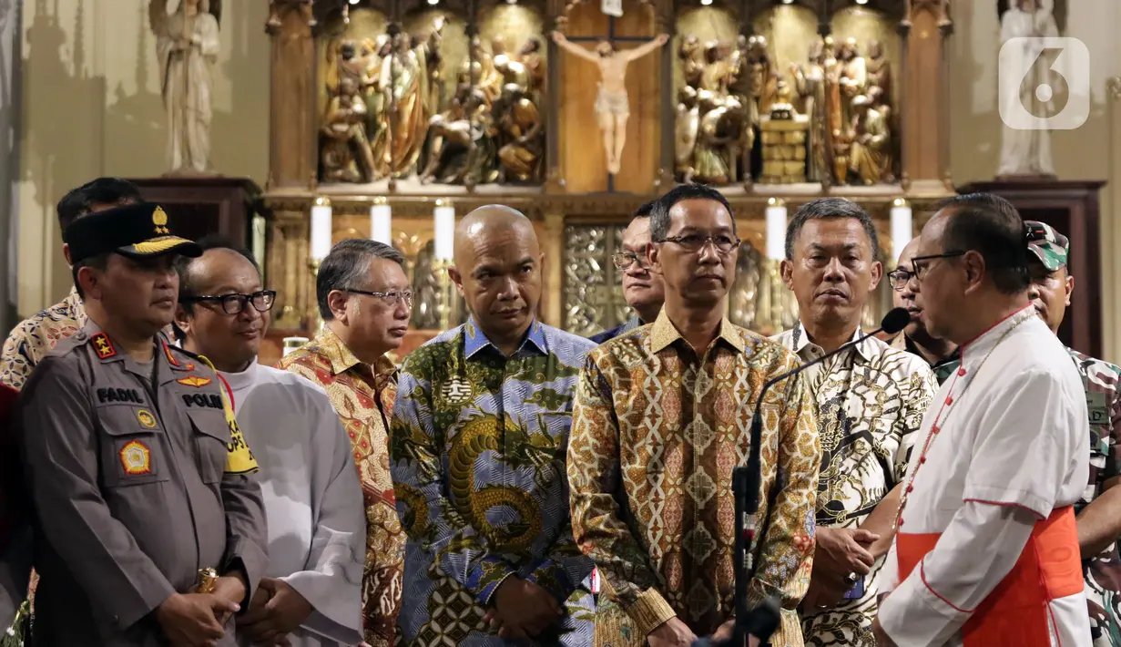 Penjabat (Pj) Gubernur DKI Jakarta, Heru Budi Hartono (ketiga kanan) usai menyampaikan sambutan saat melakukan kunjungan di Gereja Katedral, Jakarta, Sabtu (24/12/2022). Heru Budi bersama Forkopimda melakukan peninjauan ke gereja-gereja untuk memberi pesan damai dan toleransi di DKI Jakarta. (Liputan6.com/Helmi Fithriansyah)