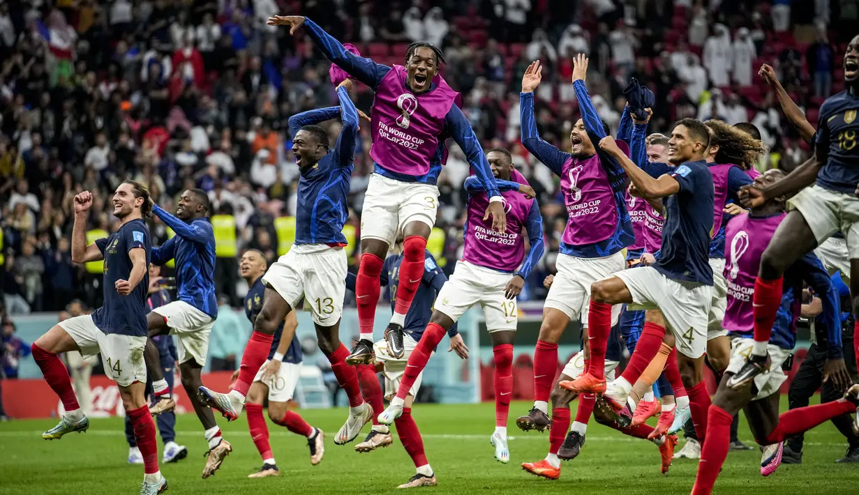 Para pemain Prancis merayakan kemenangan timnya atas Inggris pada akhir perempat final Piala Dunia 2022 di Al Bayt Stadium, Al Khor, Minggu (11/12/2022) dini hari WIB. Di semifinal, Prancis akan menghadapi Maroko yang membuat kejutan dengan menyingkirkan Portugal. (AP Photo/Christophe Ena)
