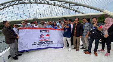 Para jurnalis di acara ISWAMI bersama perwakilan pemerintah Putrajaya berfoto di atas kapal pesiar di Putrajaya, Malaysia.