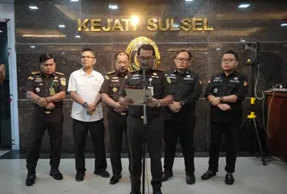Kejati Sulsel menyita uang tunai sebesar Rp 1,25 miliar terkasi kasus dugaan korupsi proyek pengadaan bibit nanas pada Dinas TPHBun Pemprov Sulsel. (Liputan6.com/Eka Hakim)