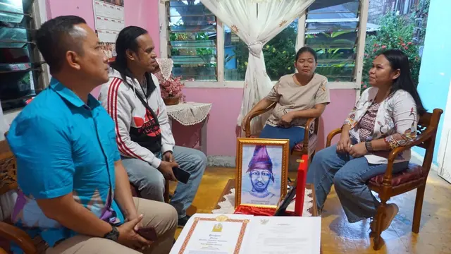 Veronica Horohiung (kanan) dan kakaknya Stin Horohiung saat berbincang-bincang dengan Dandin 1309/Manado Kolonel Inf Himawan Teddy Laksono SIKom MTr (Han).