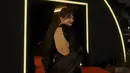Enzy Storia tampil elegan dengan gaun backless sequin hitam dari Jan Sober. Gaun ini dipadukan dengan satin sleeve [@enzystoria]