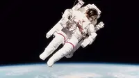 Bruce McCandless, astronot pertama yang terbang melayang di luar angkasa. (Foto: BBC)