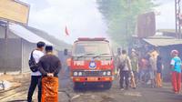 Lima unit mobil pemadam kebakaran dikerahkan untuk memadamkan api yang melalap belasan kios di Pasar Serangin Lumajang (Istimewa)