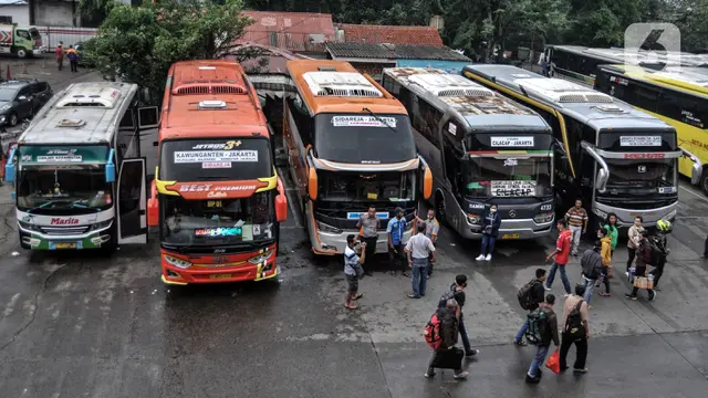 FOTO: Jumlah Penumpang Bus AKAP di Terminal Kampung Rambutan Melonjak