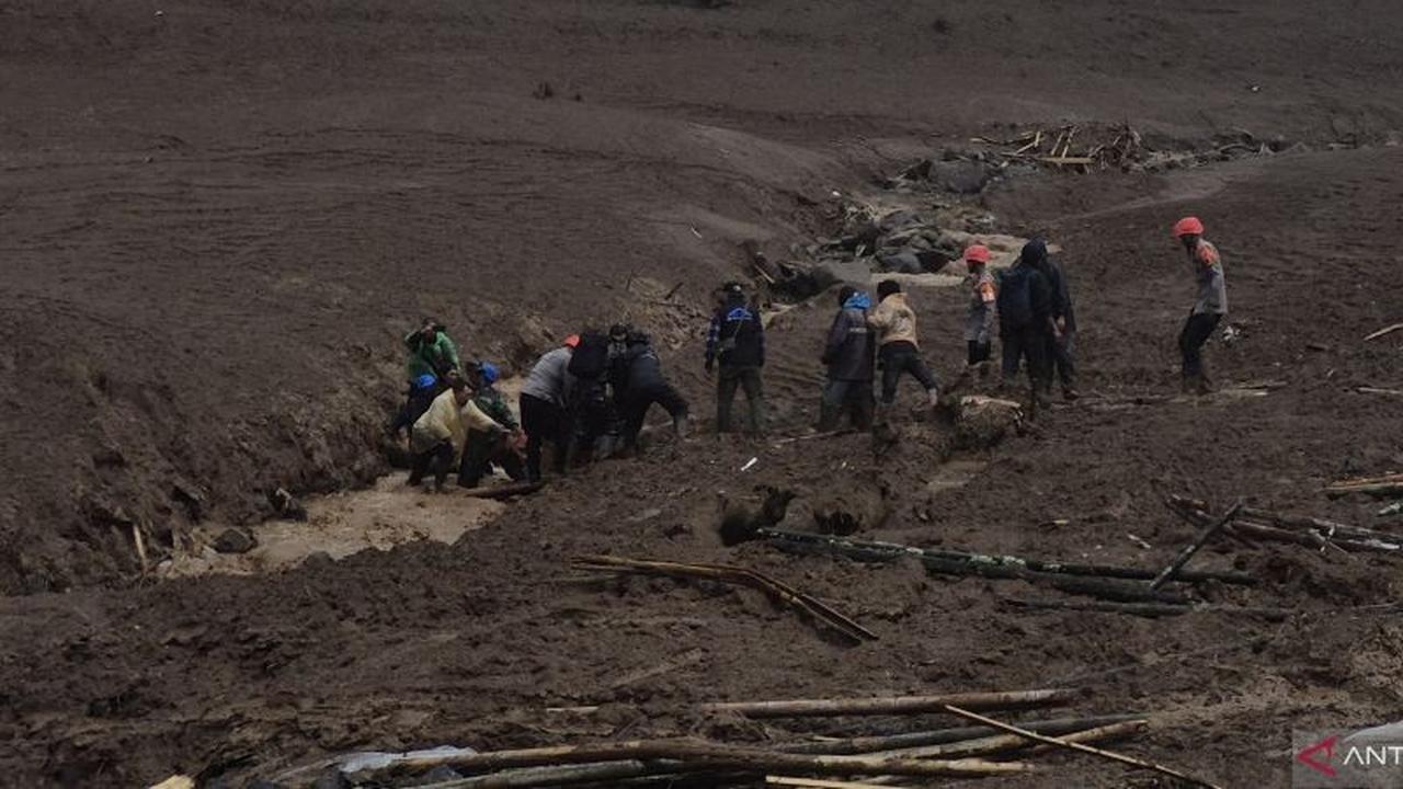 Tim Gabungan Intensif Cari Korban Banjir Longsor Cisarua Bandung Barat, Tujuh Tewas dan Ratusan Hilang