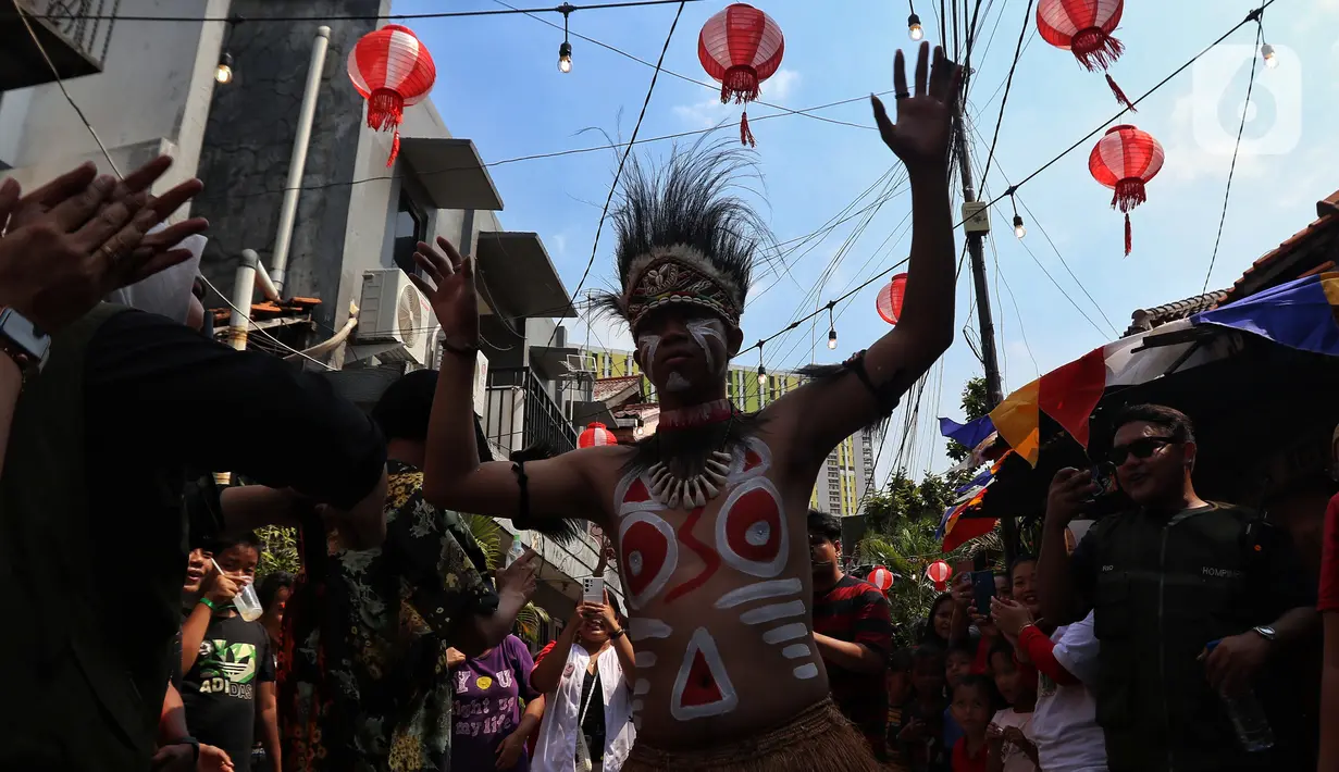 Seorang warga mengenakan pakaian adat saat memeriahkan HUT ke-78 RI. (Liputan6.com/Angga Yuniar)