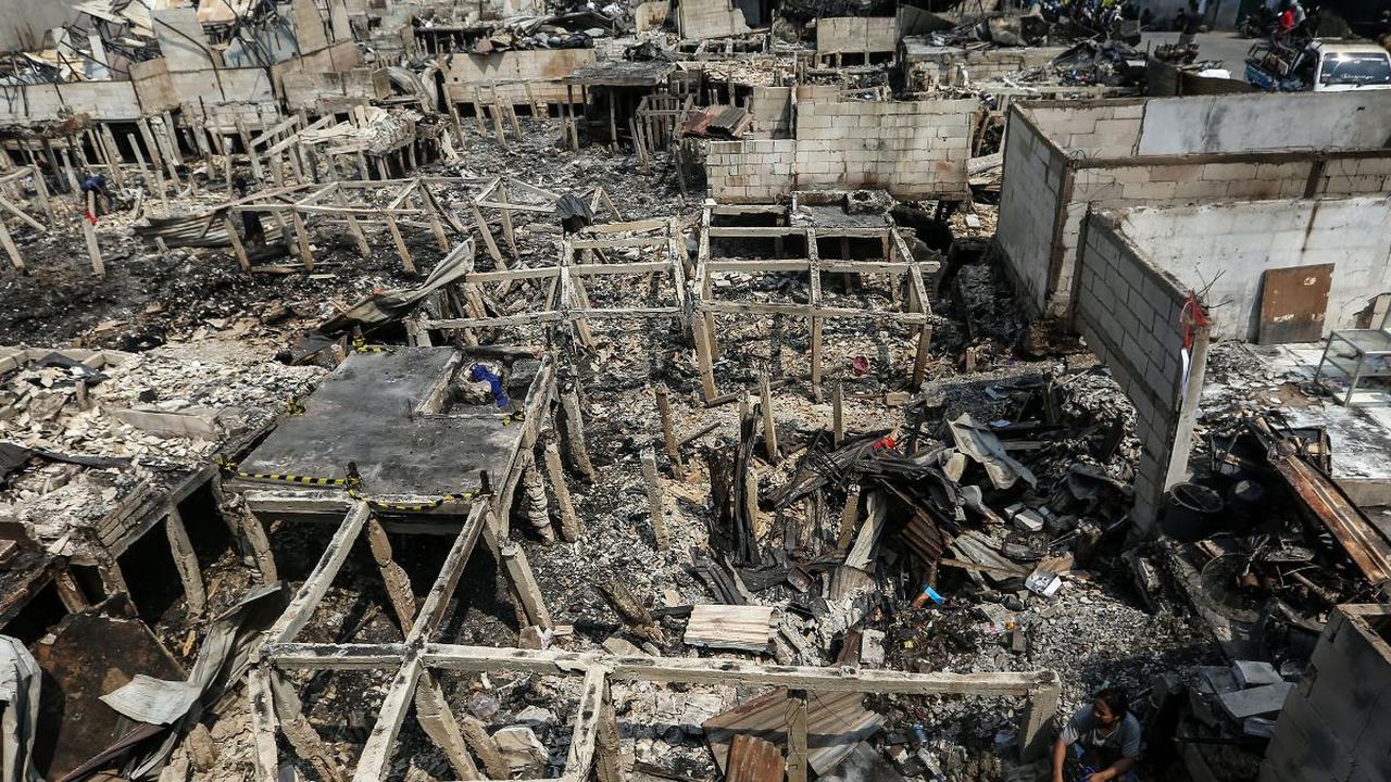 Suasana pemukiman penduduk di kawasan Kapuk Muara, Penjaringan, Jakarta Utara (Jakut) pasca musibah kebakaran. 

Sebanyak 400 rumah terdampak akibat kebakaran tersebut.