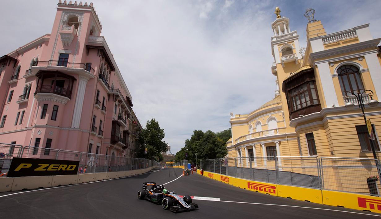 F1 GP Baku ini diselenggarakan di jalan raya kota Baku, Azerbaijan, yang disulap jadi sebuah sirkuit. Minggu (19/6/2016). (EPA/Valdrin Xhemaj)