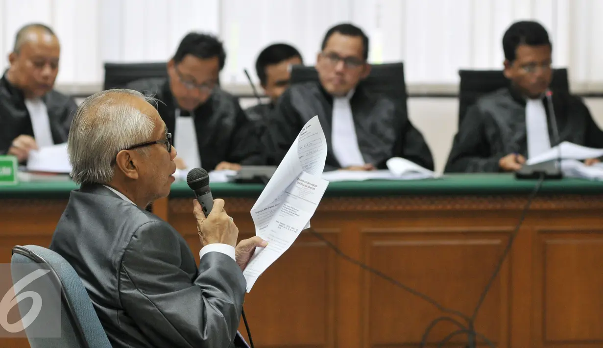 OC Kaligis saat membacakan nota pembelaan (eksepsi) di Pengadilan Tipikor, Jakarta, Kamis (17/09/2015). KPK menemukan indikasi sejumlah transaksi mencurigakan di rekening-rekening milik OC Kaligis. (Liputan6.com/Andrian M Tunay)