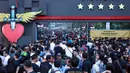 Terik matahari Jakarta tidak menyurutkan antusias masyarakat yang ingin menonton menyaksikan kedigdayaan aksi Bon Jovi malam nanti. (Deki Prayoga/Bintang.com)