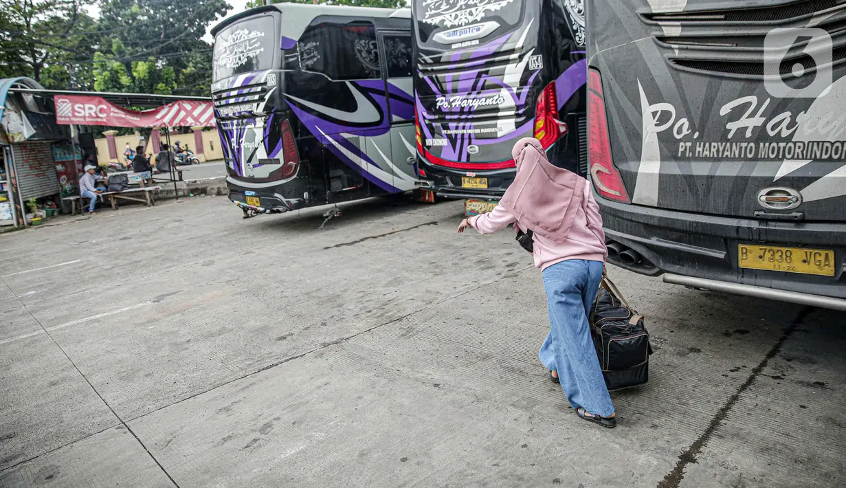 <p>Penumpang membawa barang bawaan di belakang bus AKAP di Terminal Bayangan Lebak Bulus, Jakarta, Kamis (21/4/2022). Sebagian pemudik memilih pulang kampung lebih awal untuk menghindari puncak arus mudik Lebaran 2022. (Liputan.com/Faizal Fanani)</p>