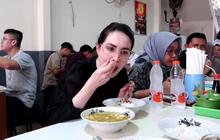 Potret Arumi Bachsin Blusukan Berburu Soto Legendaris, Ramah Diajak Foto Bareng Penggemar - Pulangnya Jajan Leker