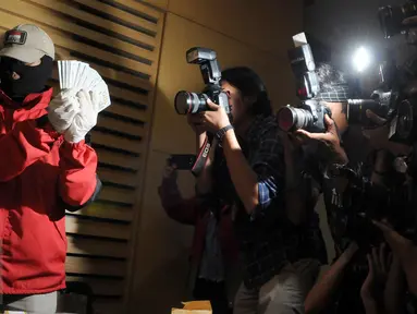 Penyidik KPK memperlihatkan barang bukti USD 11 ribu dan Rp60 juta saat konferensi pers, Jakarta, Rabu (2/12/2015). Uang tersebut diamankan oleh penyidik KPK bersama 8 orang diantaranya 2 anggota DPRD Banten di kawasan Serpong. (Liputan6.com/Helmi Afandi)