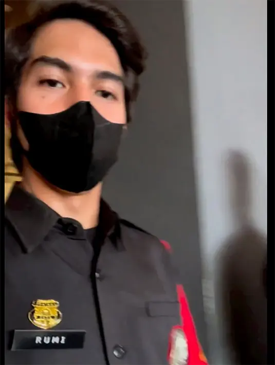 "❌Lulusan London magang di Start-Up, ✅Lulusan London magang jadi Satpam," tulisnya sebagai caption dalam unggahan video 20 Mei lalu. [Instagram/elelrumi]