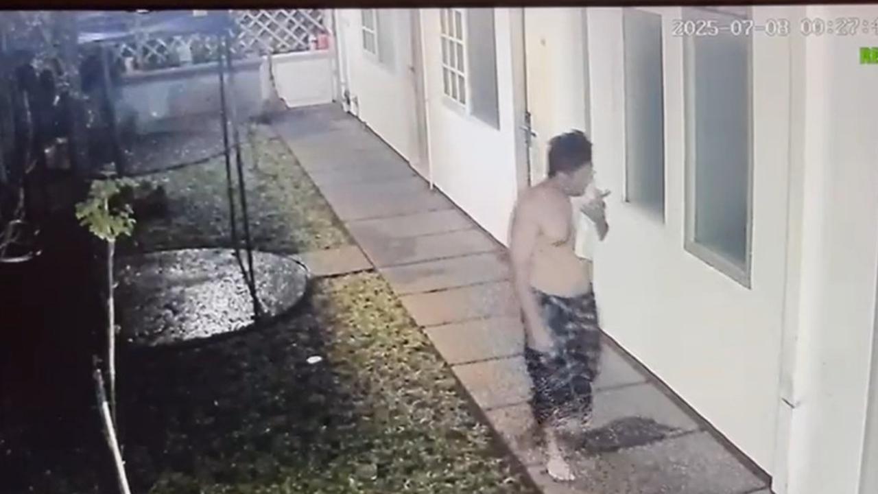 Rekaman CCTV 7 Jam Sebelum Diplomat Kemlu Ditemukan Tewas: 2 Pria Mondar Mandir Lirik Kamar Korban