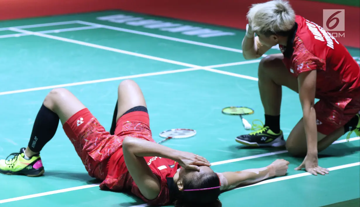 Ganda putri Indonesia Greysia Polii/Apriyani Rahayu usai dikalahkan Yuki FukuShima/Sayaka Hirota (Jepang) di 8 besar Indonesia Open 2018, Istora GBK, Jumat (6/7). Greysia/Apriyani kalah 14-21,20-22. (Liputan6.com/Helmi Fithriansyah)