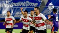 Striker Madura United Alberto Goncalves merayakan golnya ke gawang Persita Tangerang pada pekan ke-27 BRI Liga 2021/2022 di Kompyang Sujana, Bali, Kamis (24/2). (foto: Instagram @liga1match)