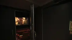 Orang-orang menonton film Bollywood India saat bioskop dibuka kembali dengan pemutaran khusus untuk pejuang COVID-19 dan keluarga mereka di bioskop PVR di New Delhi, India (15/101/2020). Setelah tujuh bulan, India kembali membuka bioskop di tengah pandemi Covid-19. (AP Photo/Manish Swarup)