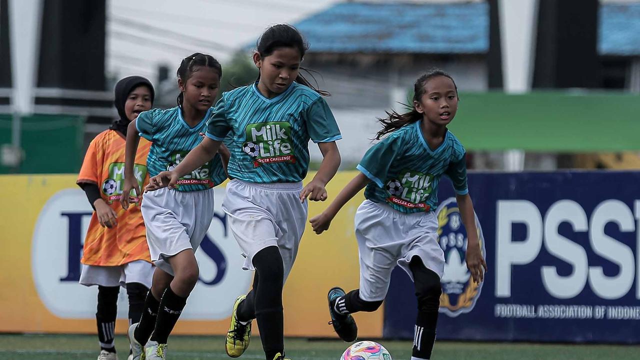 FOTO: Keseruan Murid SD Bermain Bola saat MilkLife Soccer Challenge-Jakarta 2025