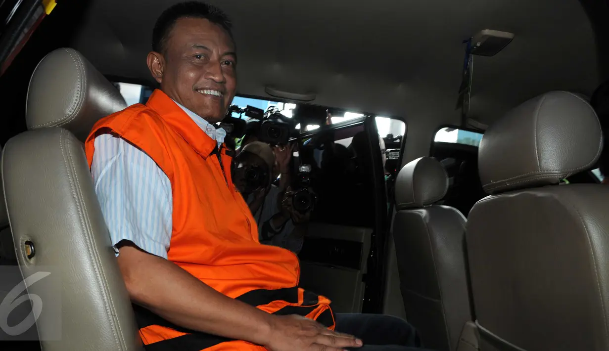 Pengacara Awang Lazuardi berada di dalam mobil tahanan usai menjalani pemeriksaan oleh penyidik KPK, Jakarta, Jumat (26/2). Awang diperiksa sebagai tersangka terkait kasus dugaan suap terhadap pegawai Mahkamah Agung. (Liputan6.com/Helmi Afandi)