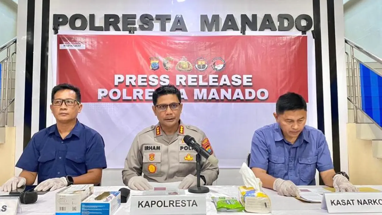Kombes Pol Irham Halid, didampingi Kasat Resnarkoba Kompol Hilman Muthalib dan Kasi Humas Iptu Agus Haryono saat jumpa pers peredaran narkoba